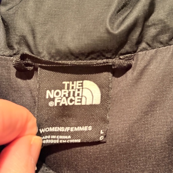 The North Face Women's Black Puffer Jacket - Picture 3 of 4